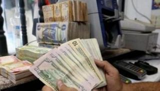 موظف بأحد مصارف ليبيا. (أرشيفية)