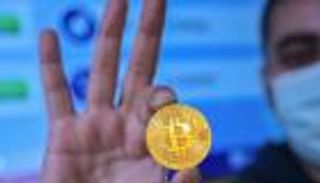 "زلزال" في سوق العملات الرقمية.. انهيار بيتكوين