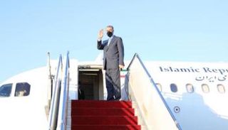 وزير الخارجية الإيراني متوجها إلى مسقط