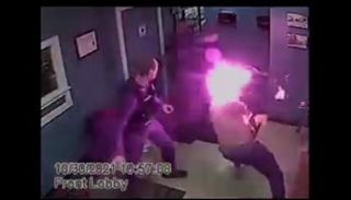 مصرع أمريكي اشتعلت النار به خلال توقيفه