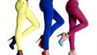 الجينز يتألق بألوان زاهية في شتاء 2022.. إطلالة مبهجة