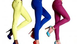 الجينز يزهو هذا الموسم بألوان الأحمر الأصفر والأزرق