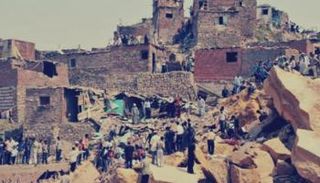 جانب من الدمار الذي خلفه زلزال 1992 في مصر