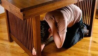 عند حدوث زلزال يجب الاحتماء تحت أي طاولة أو مكتب