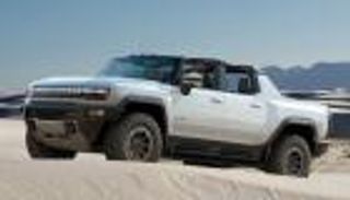 مقارنة بين هامر وريفيان R1T وشيفروليه سيلفرادو.. ما الأفضل؟