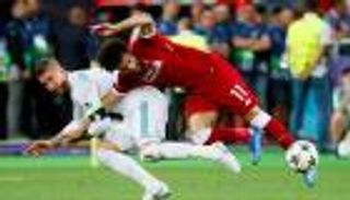 "أمسكني بطريقة الجودو".. صلاح يروي كواليس بكائه بسبب واقعة راموس