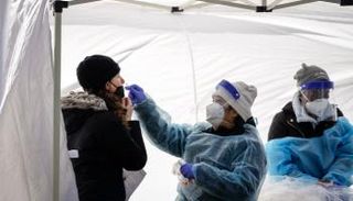 مركز فحص كورونا في إحدى الولايات الأمريكية - أ.ف.ب