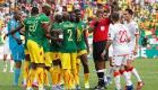 من هو جاني سيكازوي حكم مباراة تونس ومالي؟