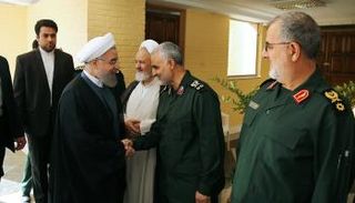 حسن روحاني يصافح قاسم سليماني قبل الاجتماع