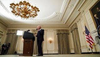 الرئيس الأمريكي جو بايدن داخل البيت الأبيض