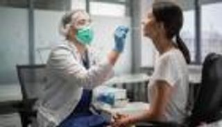 للوقاية من أوميكرون.. نصائح لإبقاء الحلق نظيفا