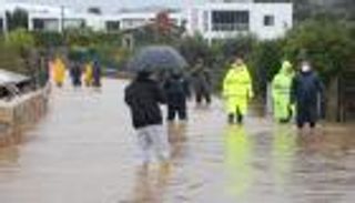 المياه دخلت المنازل.. أمطار غزيرة تضرب غربي تركيا وتصيب الحياة بالشلل