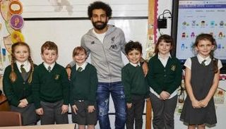 محمد صلاح في زيارة لإحدى المدارس الإنجليزية