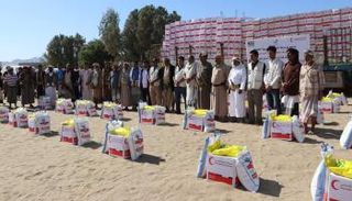 جانب من توزيع المساعدات في مديرية عسيلان