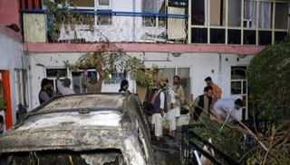 أفغان يتفقدون الأضرار بعد غارة جوية أمريكية