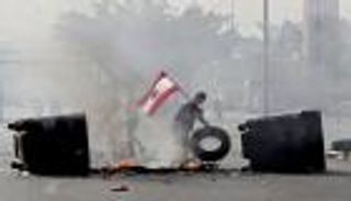 احتجاجات وقطع طرق بلبنان.. الأوضاع المعيشية تشعل غضب الشارع 