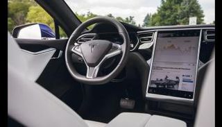 سيارة تابعة لتسلا