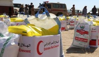 جانب من توزيع المساعدات في مديرية عسيلان