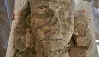 أحد التماثيل المكتشفة اليوم