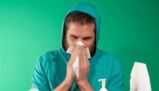 عطسة واحدة تكفي لإصابة 100 شخص