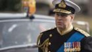 الأمير أندرو يخسر جميع ألقابه العسكرية والملكية