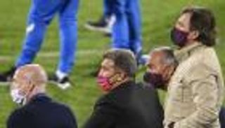 جلسة "غير متوقعة".. ماذا دار بين رئيس برشلونة ولاعبيه بعد هزيمة الريال؟