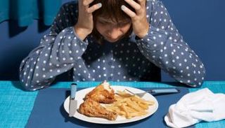 ما هي أطعمة ومشروبات تسبب الصداع النصفي