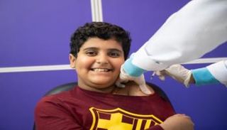 طفل يتلقى لقاح كورونا بالسعودية