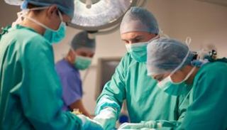 أطباء يجرون عملية جراحية- أرشيفية