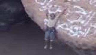 مشاهد تحبس الأنفاس.. شاب يمني يتسلق فوهة بركان (فيديو)