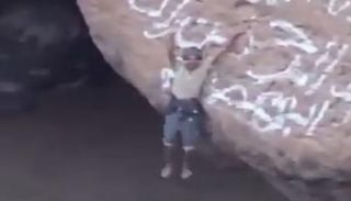 المغامر اليمني مهيب الصديق يتدلى فوق فوهة البركان