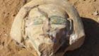 اكتشاف مقبرة أثرية في مصر.. نصفها منحوت في الصخر (صور)
