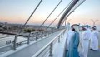 محمد بن راشد يتفقّد جسر "إنفينيتي".. "مستمرون في الارتقاء"