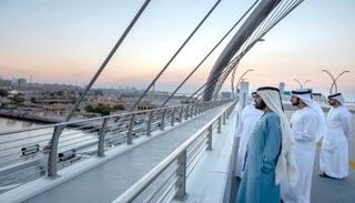 الشيخ محمد بن راشد آل مكتوم يتفقّد جسر إنفينيتي