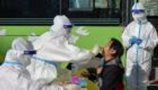 أوميكرون يحاصر مدينة صينية.. منع المغادرة وإيقاف النقل العام