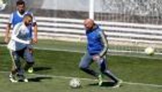 على رأسهم زيدان "المدرب".. بنزيما يضم قدوته لقائمة زملائه المفضلين