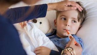 الحمى الخفيفة من الأعراض الشائعة لأوميكرون لدى الأطفال- أرشيفية