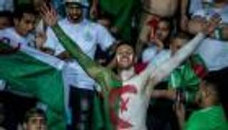 كأس أمم أفريقيا.. "أكبر راية" تدعم الجزائر قبل موقعة غينيا الاستوائية (صور)