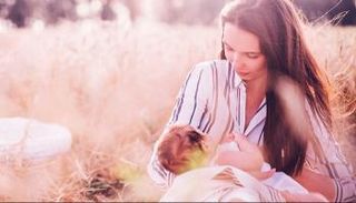 أم ترضع صغيرها طبيعيا