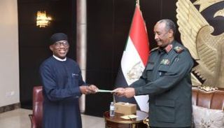 المبعوث الأفريقي يسلم البرهان رسالة من موسى فكي