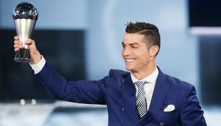 كريستيانو رونالدو مع جائزة ذا بيست