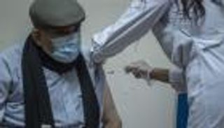 اليونان تبدأ تغريم رافضي لقاح كورونا من كبار السن