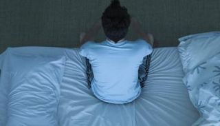 القلق من أسباب صعوبة الخلود إلى النوم وسوء جودته