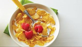 طبق من رقائق الذرة والتوت