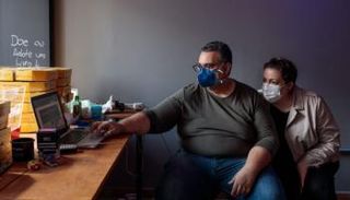 تايلاندي أندرادي (يمين) لم تصب بكوفيد -19 رغم من إصابة زوجها