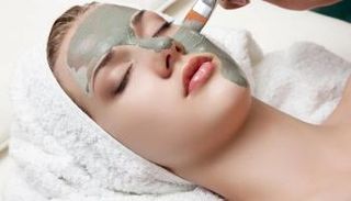 ماسك الطين يعمل على تهدئة البشرة المتهيجة