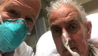 ديفيد بينيت مع أحد الأطباء بعد إجراء عملية نقل قلب الخنزير