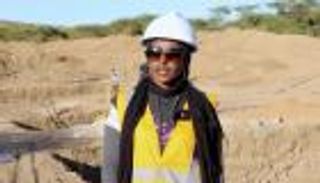 زهور يوسف.. أول صومالية تكسر احتكار الرجال لـ"الهندسة المدنية" (صور)