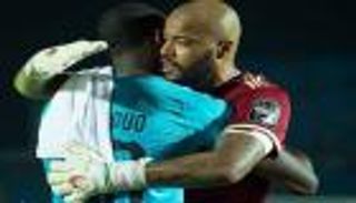 كأس أمم أفريقيا.. من هي السيدة التي يتواجد اسمها على قفاز حارس الجزائر؟