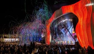 العروض أشعلت حماس الجمهور تحت قطرات المطر